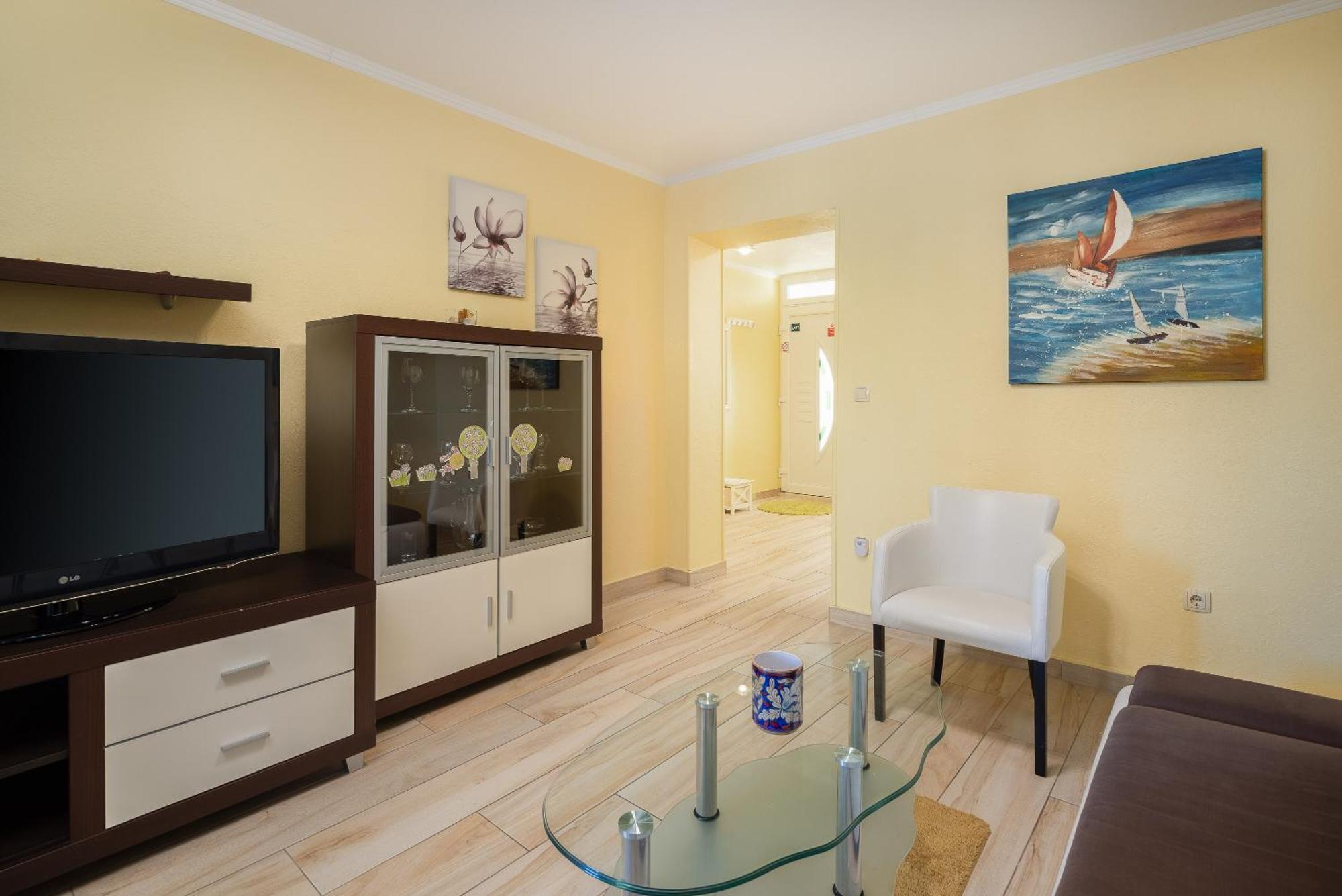 Perla Apartment - 2 Min To The Beach & Free Parking Makarska Buitenkant foto