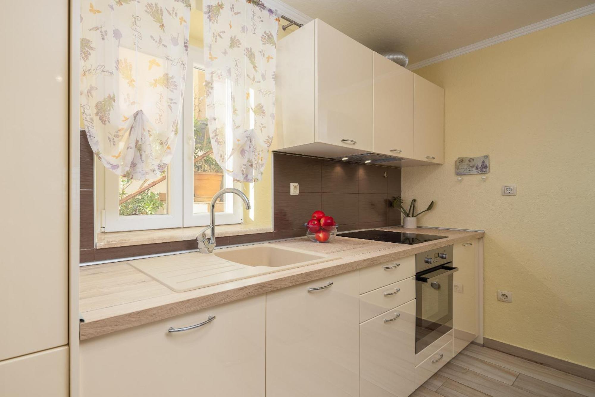 Perla Apartment - 2 Min To The Beach & Free Parking Makarska Buitenkant foto
