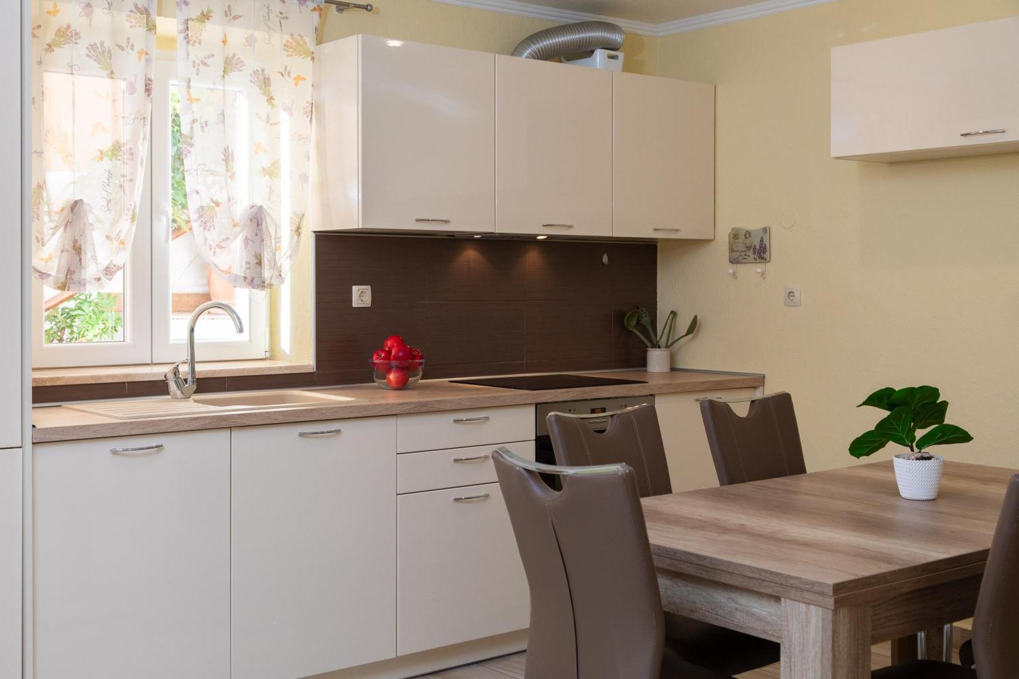 Perla Apartment - 2 Min To The Beach & Free Parking Makarska Buitenkant foto